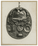 1981-1510-2 Koperen amulet met het familiewapen van Jan de Rooy in het Museum van Oudheden.