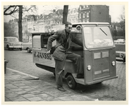 1984-2220 Een broodbezorger van J. Jansse Wz. bakkerijen stapt in zijn elektrische bezorgwagen.