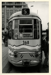 1985-422 Reclame op de achterzijde van een tram van de Rotterdamsche Electrische Tram (RET) lijn 5, wagen 368 met een ...