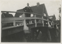 2016-100-15 Een man poseert op de brug over de Langegeer.