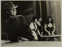 2019-197-4 Vitrinefoto van Thomas Holterman met op de achtergrond enkele dames, allen acteurs in de 'Zuurkool Western'. ...