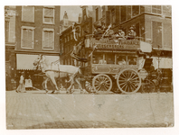 XVII-77-04-04 Een omnibus getrokken door paarden voor de vervoerslijn Delfshaven, Beusplein, Hoflaan van de ...