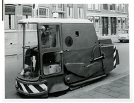 XXXIV-21-00-01-00-01 Een gemotoriseerde straatveger van de ROTEB (Reiniging, Ontsmetting, Transport en Bedrijfswerkplaatsen).
