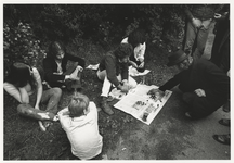 1995-961 Verkoop van 'bonkjes' hashies. Uit een serie van 9 foto's over het popfestival Kralingen.