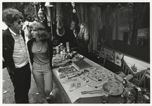1995-965 Bezoekers popfestival bij een kraam met kleding en sieraden. Uit een serie van 9 foto's over het popfestival ...