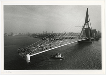 1996-2249 De Erasmusbrug in aanbouw. Zicht op de Nieuwe Maas met de pyloon en een aantal brugdelen in zuidoostelijke ...