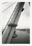 1996-2286 Schilders hangen in een bakje halverwege de pyloon van de Erasmusbrug in aanbouw. Zicht op de Koningshaven en ...