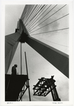 1996-2290 Een man op de bouwlift onder de pyloon van Erasmusbrug in aanbouw.