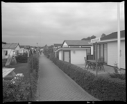 2005-2315-241 De Tamarixlaan in Recreatieoord Hoek van Holland met links en rechts vakantiewoningen.