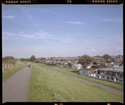 2005-2315-283 Fietspad door de duinen bij Hoek van Holland richting 's Gravenzande. Rechts de vakantiehuisjes van het ...