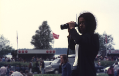 2006-47-001 Diareportage van het Holland Popfestival in het Kralingse Bos (1): een jonge vrouw maakt gebruik van een ...