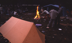 2006-47-023 Diareportage van het Holland Popfestival (23): jongeren bij een tentje met een kampvuur.