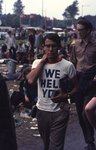 2006-47-048 Diareportage van het Holland Popfestival in het Kralingse Bos: een jongeman die een t-shirt draagt met de ...