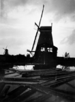 1972-828 De Rotterdamse Schie, met houtzaagmolen de Adelaar.