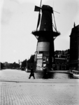 1972-842 Gezicht op de Coolsingel en korenmolen De Hoop, op de voorgrond burgemeester Zimmerman.