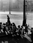 1978-376 Een groepje kinderen wandelt over de Gedempte Botersloot.