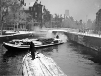 VIII-91-00-01-2 Gezicht op de Schiekolk bij het Hofplein, met sneeuw, op de achtergrond de Delftsevaart, uit het ...