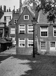 XXV-350-00-00-01-1 Gezicht op twee huisjes aan het Groenendaal en achterzijde huizen aan de Hoogstraat.