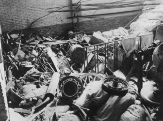1975-465 Chaos van grondstoffen, materiaal, auto-onderdelen in een der opslagplaatsen van de fabriek van Glim. ...