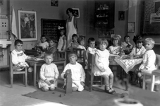 1976-10969 Kleuterklas van de bewaarschool van het r.k. Instituut Sint Lucia aan de Aert van Nesstraat.