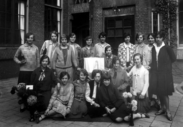 1976-11087 Studentes van de kweekschool voor onderwijzeressen van het r.k. Instituut Sint Lucia aan de Aert van Nesstraat.