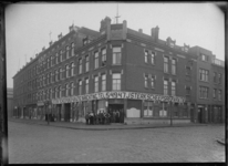 1976-11263 Feijenoordkade op de hoek van Dillenburgstraat (rechts) met op de voorgrond het bedrijfsgebouw J. Sterk ...