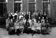 1976-11359 Studentes van de kweekschool voor onderwijzeressen van het r.k. Instituut Sint Lucia aan de Aert van Nesstraat.