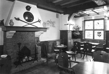 1976-12119 Interieur van café-restaurant 't Gildehuys aan de Coolsingel.