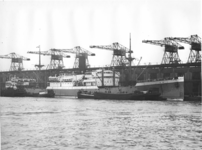 1976-13301 Vrachtschip Kota Inten van de Rotterdamse lloyd ligt langs de kade bij de Holland-Amerika Lijn, aan de ...