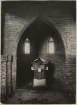 1976-14334 Het doopvont van de H. Bonifatiuskerk aan de Alcorstraat in Heijplaat.