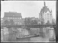 1976-4432 Wijnhaven. Spoorbrug over de Wijnhaven, rechts het Witte Huis.