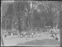 1976-4540 Speeltuin in de Rotterdamsche Diergaarde. Kinderen spelen op speeltoestellen in de dierentuin.
