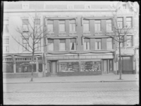 1976-4897 Noodwinkel Jungerhans op nummer 121 van de Nieuwe Binnenweg.