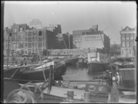 1976-5019 Schepen in de Zalmhaven. Op de achtergrond de Valkstraat richting Westzeedijk.