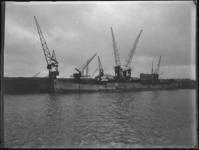 1976-5038 Schip De Karlshamn in de Lekhaven met kranen.