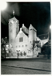 1976-5623 Kerk van de H. Laurentius en Sint-Elizabeth aan de Mathenesserlaan nummer 307, bij avond.