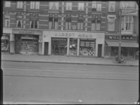 1976-6353 Een filiaal van de firma Albert Heijn, gevestigd aan de zuidzijde van de Nieuwe Binnenweg 276.