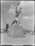 1976-6402 Oorlogsmonument Verwoeste Stad van de beeldhouwer Zadkine op Plein 1940 aan de Leuvehaven.