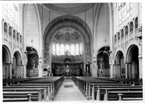 1976-6476 Interieur van de kerk van de H. Laurentius en Sint-Elisabeth aan de Mathenesserlaan nummer 305.