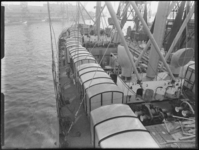 1976-6694 Laden en lossen van goederen in een schip in de Rijnhaven.