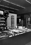 1976-6740 Make-up afdeling van warenhuis de Hema aan het Beursplein.
