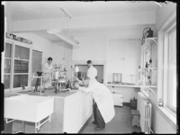 1976-6914 Een laboratorium van het bedrijf Deluxol Olie maatschappij nv. aan de Galileïstraat op nrs. 41-45.