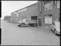1976-6916 Vervoersingang met transportauto van het bedrijf Deluxol Olie maatschappij nv. aan de Galileistraat.