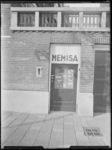 1976-7353 Het hoekpand van de Rochussenstraat en Heemraadssingel. Nummer 275, deur met reclame voor hulporganisatie Memisa.
