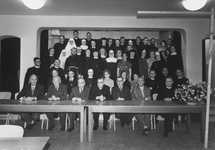 1976-7386 Groep geestelijken als groep in kamer voor het Memisaproject, in het pand aan de Rochussenstraat nr. 275.