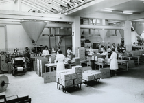 1976-7423 Interieur van bedrijfsruimte van de soda- en chemicaliënfabriek van Kortman & Schulte aan de Achterhaven 48. ...