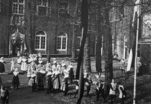 1976-7695 Bewoners op de binnenplaats van het Gereformeerd Burger Weeshuis aan de Goudsewagenstraat.