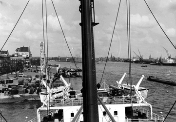 1976-8184 De Nieuwe Maas, links de Westerkade, in het midden het Noordereiland en de Rijnhaven, rechts aan de overzijde ...