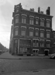1976-9523 Het hoekpand van 1e Schansstraat. Electrische bakkerij aan de Watergeusstraat nummer 55.