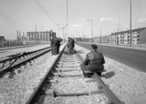 1976-9801 Werk aan de trambaan in de Schiedamseweg.